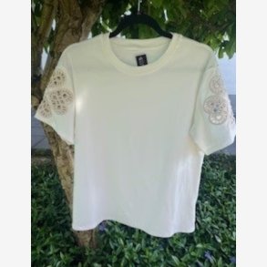 T-shirt m. hul broderi p� �rmerne Off Hvid Onesize Bomuld