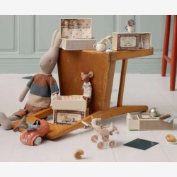 Maileg - Kanin m. Strikbluse og shorts H:62 cm.