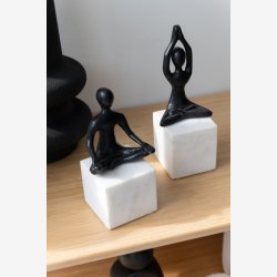 J-Line - Yoga figur i position 2 ass. Aluminium/Marmor Sort/Hvid H: 20/  cm.