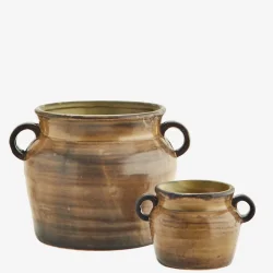 Madam Stoltz - Urtepotteskjuler m/re Stentj D: 12 H: 7,5 cm.