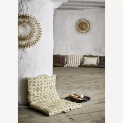 Madam Stoltz - Dekorationsfad m/hammerslede detaljer aluminium m/"Sort" finish