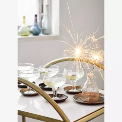 Madam Stoltz - Dekorationsfad m/hammerslede detaljer aluminium m/"messing" finish