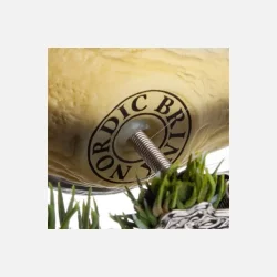 Brink musvit 15 cm med fjerhale.