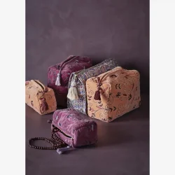 Madam Stoltz - Toilettaske m/kvast mnstret Rosa, Bl, Teal, Pink L: 30 D: 9 H: 20 cm. 