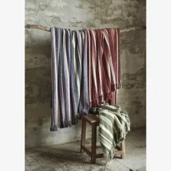 Madam Stoltz - Plaid m/striber R�hvid/bl�/lilla 125x175 cm.