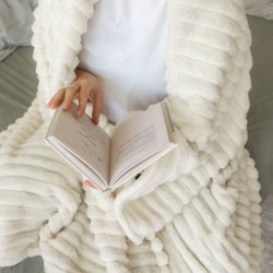 OH - Fluffy plaid 140 x 180 cm. Hvid/Rhvid