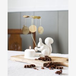 Dottir - Fyrfadsstage Winter Stories Squirrel With Angel Chime Hvid/Guld D13xH18cm.